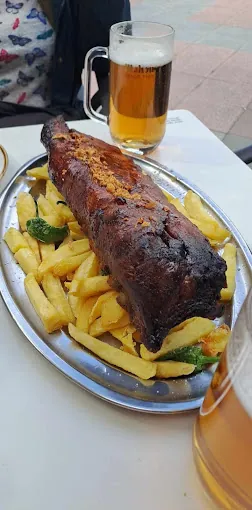 Costillas con patatas fritas