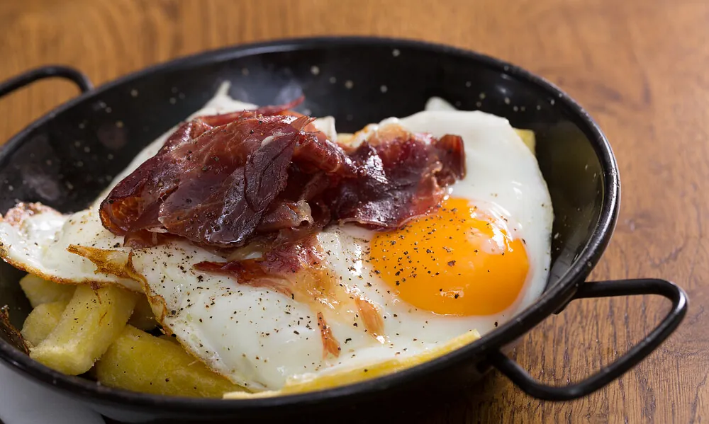 Huevos rotos con jamón